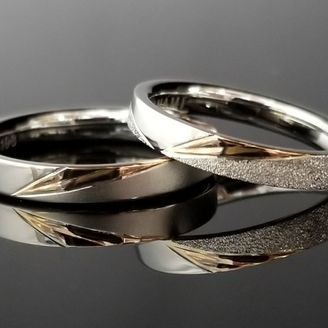 【TANZO.(鍛造指輪)】ピンクゴールドと特殊加工で煌めきある結婚指輪