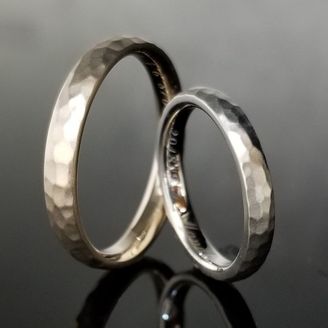 【TANZO.(鍛造指輪)】アンティークな槌目模様のご結婚指輪
