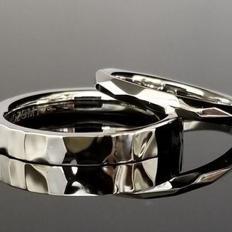 【TANZO.(鍛造指輪)】TANZOならでは槌目デザインは輝かしい結婚指輪