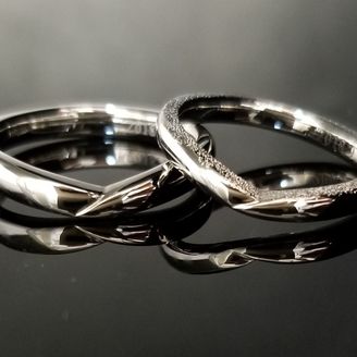 【TANZO.(鍛造指輪)】鍛造製法で鍛え丸みをつけたV字デザインの結婚指輪