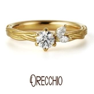 【ORECCHIO(オレッキオ)】ヴィーヴォ～サイドのマーキスカットダイヤが花に寄りそう葉のようキュートなデザイン
