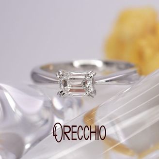 【ORECCHIO(オレッキオ)】＜pipi～ピピ＞PE-1404 婚約指輪　エメラルドカットダイヤの輝きが際立つシンプルなデザイン