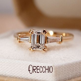 【ORECCHIO(オレッキオ)】 ＜siena～シエナ＞SE-1104 エメラルドカットダイヤ×テーパードカットダイヤのシャープな婚約指輪