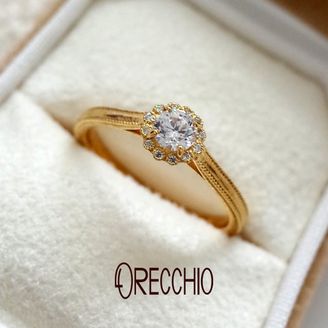 【ORECCHIO(オレッキオ)】 ドルチェ ～センターダイヤのお花のような華やかさとアンティークな仕上げの婚約指輪