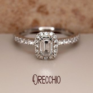 【ORECCHIO(オレッキオ)】 ＜siena～シエナ＞エメラルドカットダイヤを取り巻くメレダイヤの強く煌く輝き 細部にまで拘ったオレッキオならではのアーティスティックな婚約指輪。SE-1112