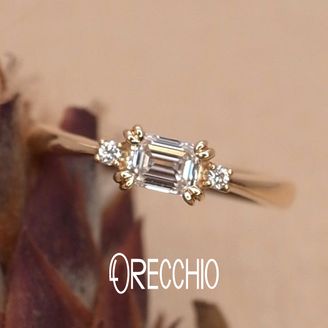 【ORECCHIO(オレッキオ)】 ＜pipi～ピピ＞PE-1406 中心に向かって絞られたアームと両サイドのメレダイヤで華やかな婚約指輪