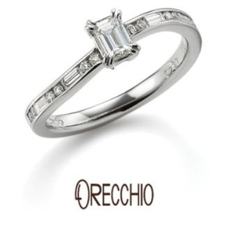 【ORECCHIO(オレッキオ)】サンダルウッド～Ｓ字の曲線の中に丸と四角のダイヤが流れるように留められた婚約指輪