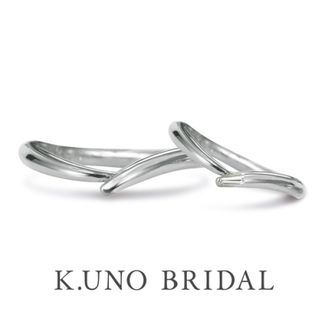 【ケイウノ ブライダル(K.UNO BRIDAL)】【ノイ・ドゥエ】手を取り合うふたりの姿をイメージ。いつまでも一緒に