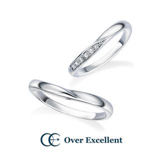 【Over Excellent(オーバーエクセレント)】 【Eucharis ユーチャリス-純潔-】花びらのようにくるんとひるがえったような優美な曲線に、朝露のように輝くメレダイヤモンドをセッティング。