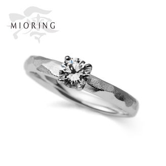 【MIORING(ミオリング)】MIORING  つや消しの鎚目に光の路が浮かぶ婚約指輪 浮月-うつき-
