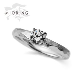【MIORING(ミオリング)】 MIORING  つや消しの鎚目に光の路が浮かぶ婚約指輪 浮月-うつき-