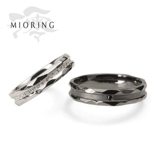 【MIORING(ミオリング)】 MIORING 鎚目模様がきらめくブラック/ハーフエタニティの結婚指輪 冴-さえ-