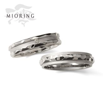 【MIORING(ミオリング)】 MIORING 鎚目模様で表現する凹凸が一つになる結婚指輪 水紋-みずもく-