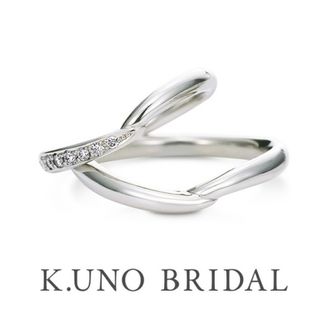 【hirai art gallery(ヒライアートギャラリー)】手をとり誓いのキスをするロマンチックなシーンをイメージ【ケイウノ バチャマーノ】