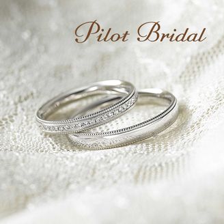 【PILOT BRIDAL(パイロットブライダル)】男性も着けやすい、ぐるっと１周施されたアンティーク風のミル打ちデザインがおしゃれ♪
