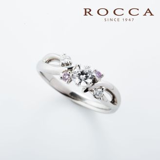 【ROCCA(ロッカ)】【ROCCA】さりげないピンクダイヤが可愛い！個性的なエンゲージリング SW-22-PD2P
