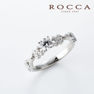 【ROCCA(ロッカ)】 【ROCCA】重ね付けにも抜群！可愛らしいリボンのデザインのエンゲージリング R51