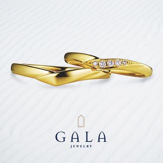 【GALA JEWELRY(ガラジュエリー)】 【GALA】ゴールドの色味がダイヤの存在感を引き立てる！Vラインで指長効果も♪