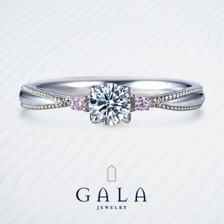 【GALA JEWELRY(ガラジュエリー)】【GALA】両サイドのピンクサファイアがきらめく特別感溢れるデザイン