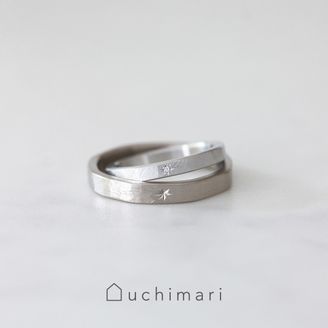 【uchimari(ウチマリ)】 後光彫りがアクセントとなった結婚指輪