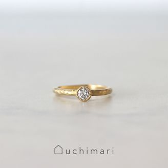 【uchimari(ウチマリ)】 ミルグレインの縁取りが美しい婚約指輪