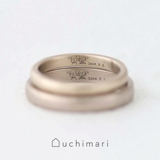 【uchimari(ウチマリ)】おふたりが仲良く並ぶ手書き刻印の結婚指輪
