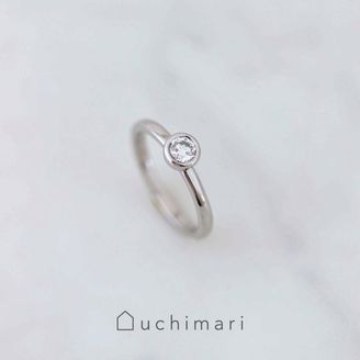 【uchimari(ウチマリ)】覆輪デザインの婚約指輪