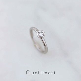 【uchimari(ウチマリ)】 覆輪デザインの婚約指輪