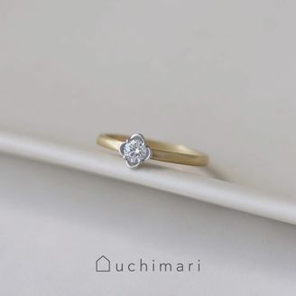 【uchimari(ウチマリ)】 花びらの中でダイヤモンドが輝く婚約指輪