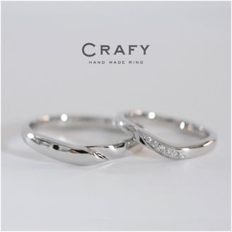 【CRAFY(クラフィ)】 【ふたりで手作り】婚約指輪との重ねつけも！プラチナのV字結婚指輪