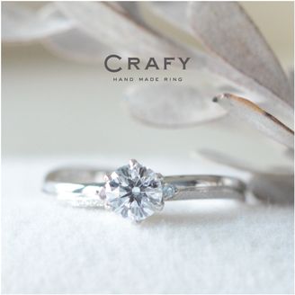 【CRAFY(クラフィ)】 【手作りで想いを込める】王道！ダイヤ輝くサイドメレ入り手作り婚約指輪