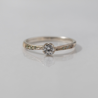 【Smith(工房スミス)】【オーダーメイド】ウェーブにサイドメレが煌めくエンゲージリング