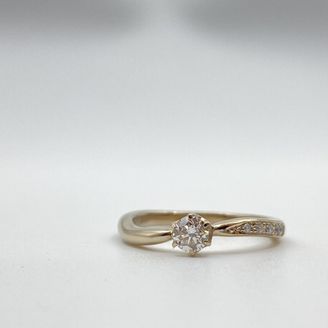 【Smith(工房スミス)】【隠れ家工房でつくる】ウェーブリングの片腕にメレを留めたエンゲージリング