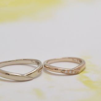 【Smith(工房スミス)】【隠れ家工房でつくる】コロンとしてつけ心地の良いV字の結婚指輪