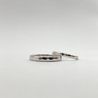 【Smith(工房スミス)】【隠れ家工房でつくる】鎚目の大きさで印象が変わるハンマー模様の結婚指輪