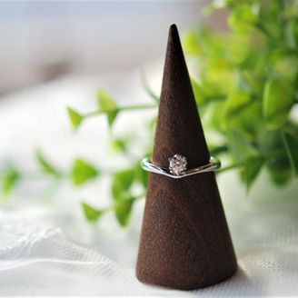 【Smith(工房スミス)】 【隠れ家工房でつくる】シャープなラインの上に煌めくダイヤモンド。美しい指元を演出するエンゲージリング