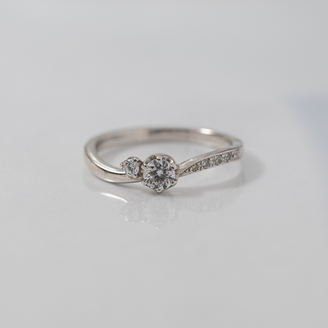 【Smith(工房スミス)】【オーダーメイド】0.2ct K18WG ウェーブの繊細なエッジラインにサイドメレをあしらったデザイン。