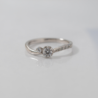 【Smith(工房スミス)】 【オーダーメイド】0.2ct K18WG ウェーブの繊細なエッジラインにサイドメレをあしらったデザイン。