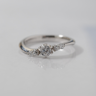 【Smith(工房スミス)】【オーダーメイド】柔らかいウェーブにシャトンががついた華やかなエンゲージリング