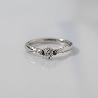 【Smith(工房スミス)】【オーダーメイド】ダイヤモンドの両脇にメレダイヤモンドを添えたエンゲージリング