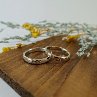 【Smith(工房スミス)】 【隠れ家工房でつくる】鏡面ハンマーにワンポイントのアクセントを足した結婚指輪