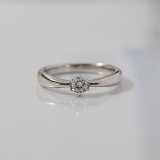 【Smith(工房スミス)】 【オーダーメイド】ダイヤモンドが引き立つ絞りのある王道エンゲージリング