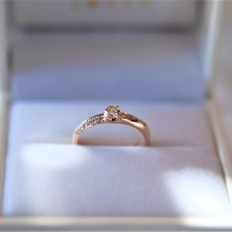 【Smith(工房スミス)】【隠れ家工房でつくる】斜めにメレダイヤが配置されたエンゲージリング