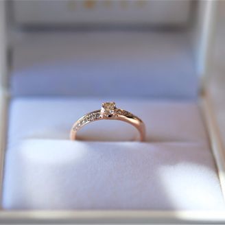 【Smith(工房スミス)】 【隠れ家工房でつくる】斜めにメレダイヤが配置されたエンゲージリング