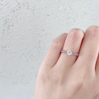 【BRIDGE ANTWERP BRILLIANT GALLERY(ブリッジ・アントワープ・ブリリアント・ギャラリー)】 ワンランク上の輝きが楽しめるプリンセスカットダイヤモンドリング　Sirius（シリウス）