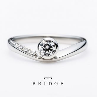【BRIDGE ANTWERP BRILLIANT GALLERY(ブリッジ・アントワープ・ブリリアント・ギャラリー)】オシャレなV字ラインが人気のかわいい婚約指輪　New Moon 月の導き