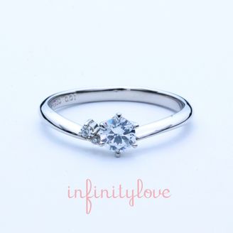 【BRIDGE ANTWERP BRILLIANT GALLERY(ブリッジ・アントワープ・ブリリアント・ギャラリー)】アシンメトリーなVラインがオシャレで可愛いMoon 月　ムーン