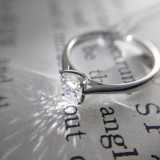 【BRIDGE ANTWERP BRILLIANT GALLERY(ブリッジ・アントワープ・ブリリアント・ギャラリー)】人とは違うシンプルでオシャレなプリンセスカットダイヤモンドの婚約指輪マジェスティ