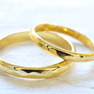 【湘南彫金工房 andfuse】【手作り結婚指輪当日コース】18金イエローゴールドに少し大きめの槌目模様を施した素敵な結婚指輪です。
