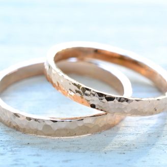 【湘南彫金工房 andfuse】【手作り結婚指輪当日コース】18金ピンクゴールドに当工房オリジナルのキラキラの細かな槌目模様（みなも仕上げ）を施した素敵な結婚指輪です。